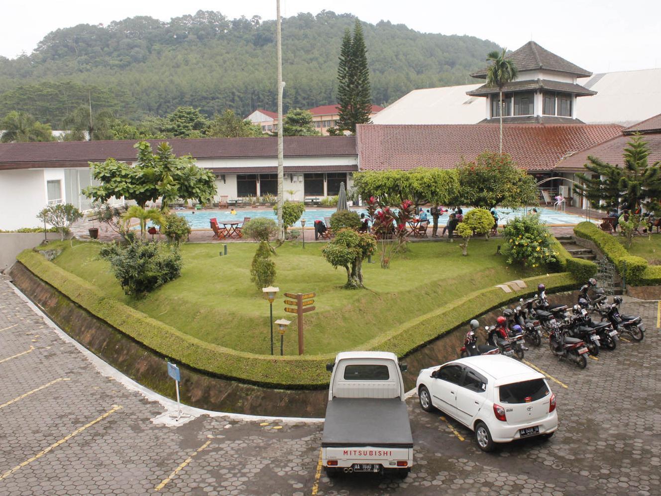 Front One Resort Magelang Zewnętrze zdjęcie