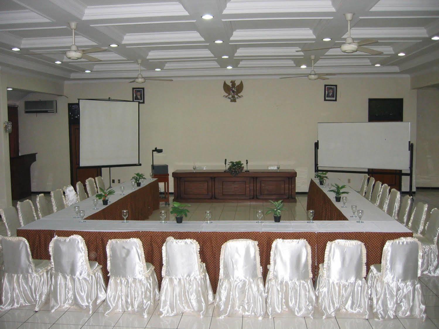 Front One Resort Magelang Zewnętrze zdjęcie
